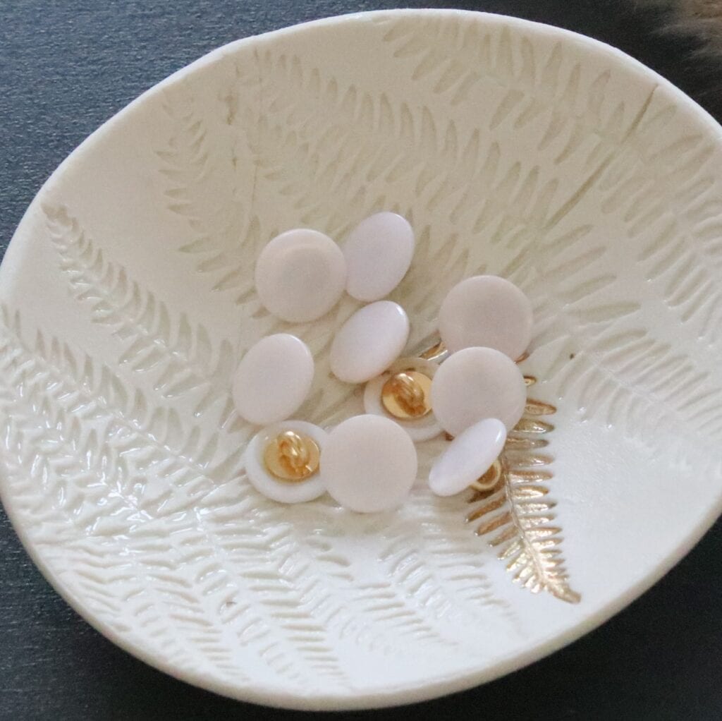 Lot De 11 Boutons Vintage Blanc Nacré Lumineux - Péd 1,4 & 2,3 Cm - Occasion - France