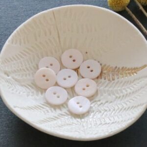 Boutons en nacre plat 2 trous – Blanc cassé